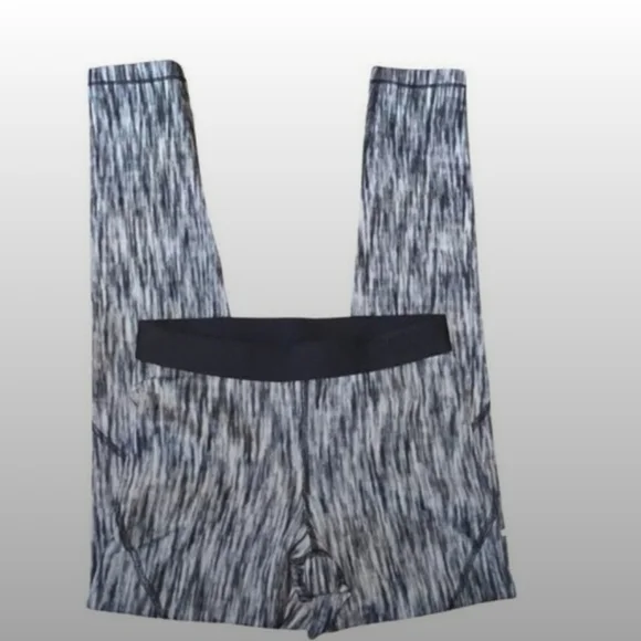 ❗️Nike❗️NWOT Black and Gray Patterned Warming Leggings 💠Sz M 💠 - Picture 3 of 6